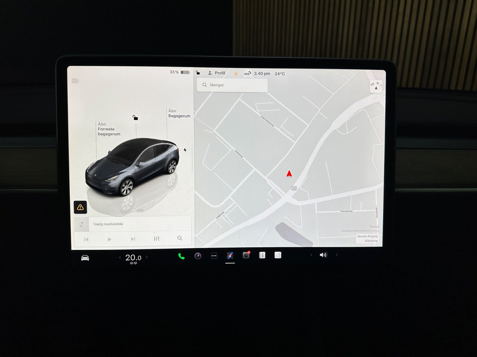Grå Tesla Model Y fra 2023