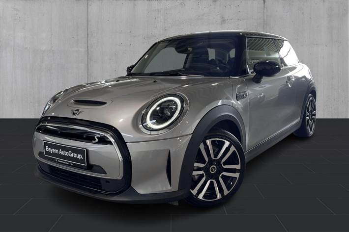 Sølv Mini Cooper SE fra 2024 set udefra