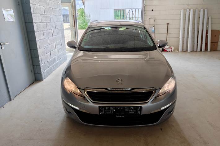 Gul Peugeot 308 fra 2016