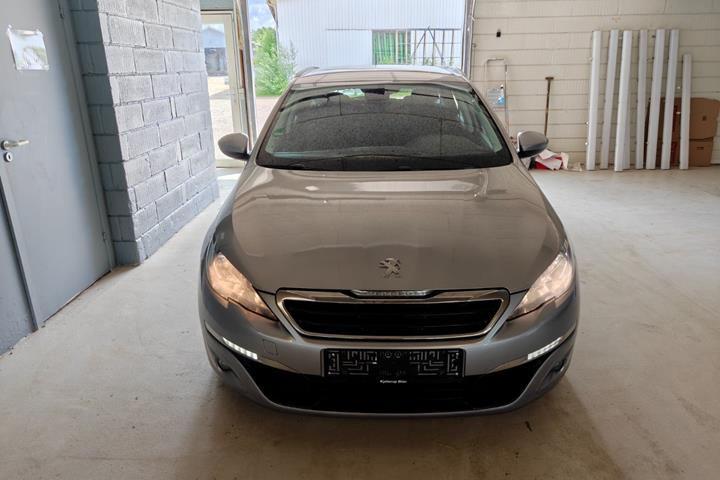 Gul Peugeot 308 fra 2016