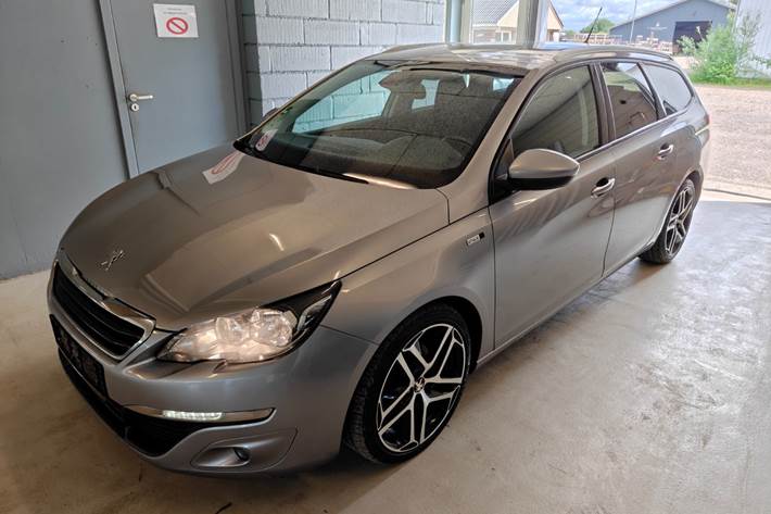 Gul Peugeot 308 fra 2016
