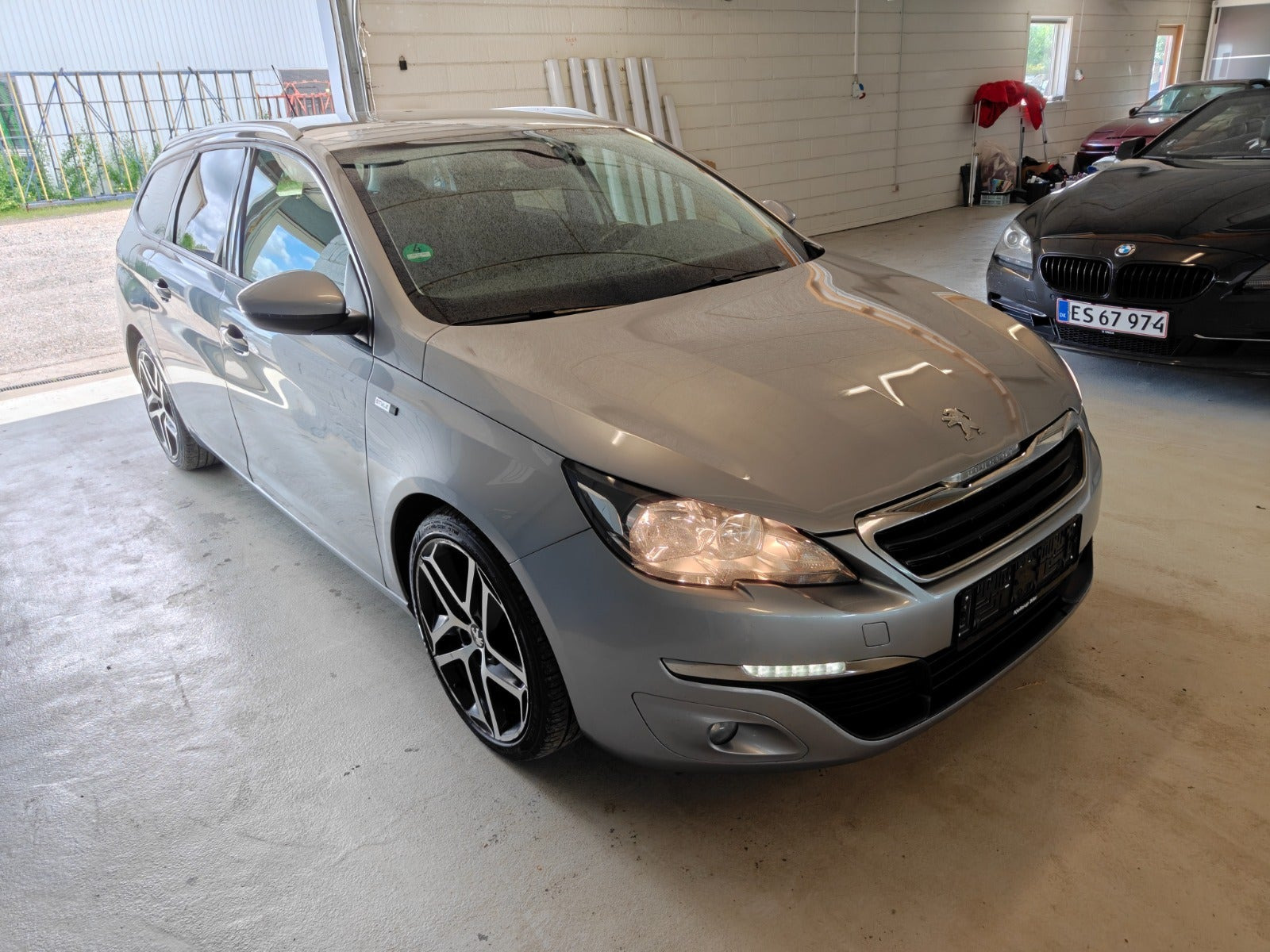 Gul Peugeot 308 fra 2016
