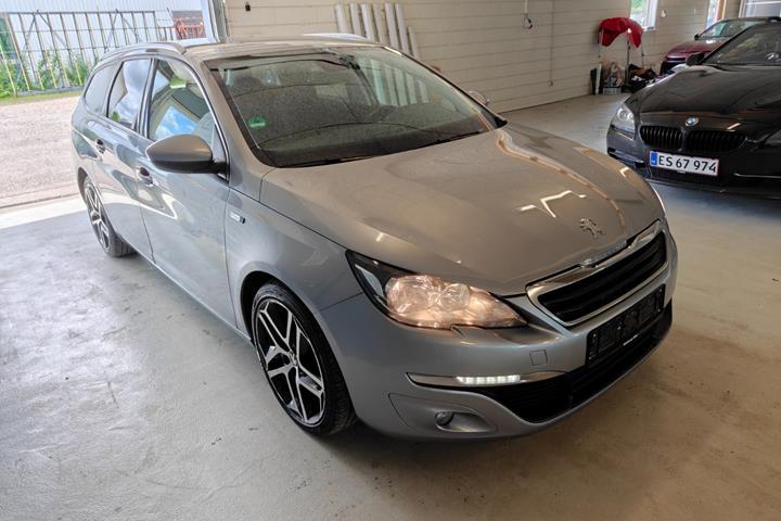 Gul Peugeot 308 fra 2016