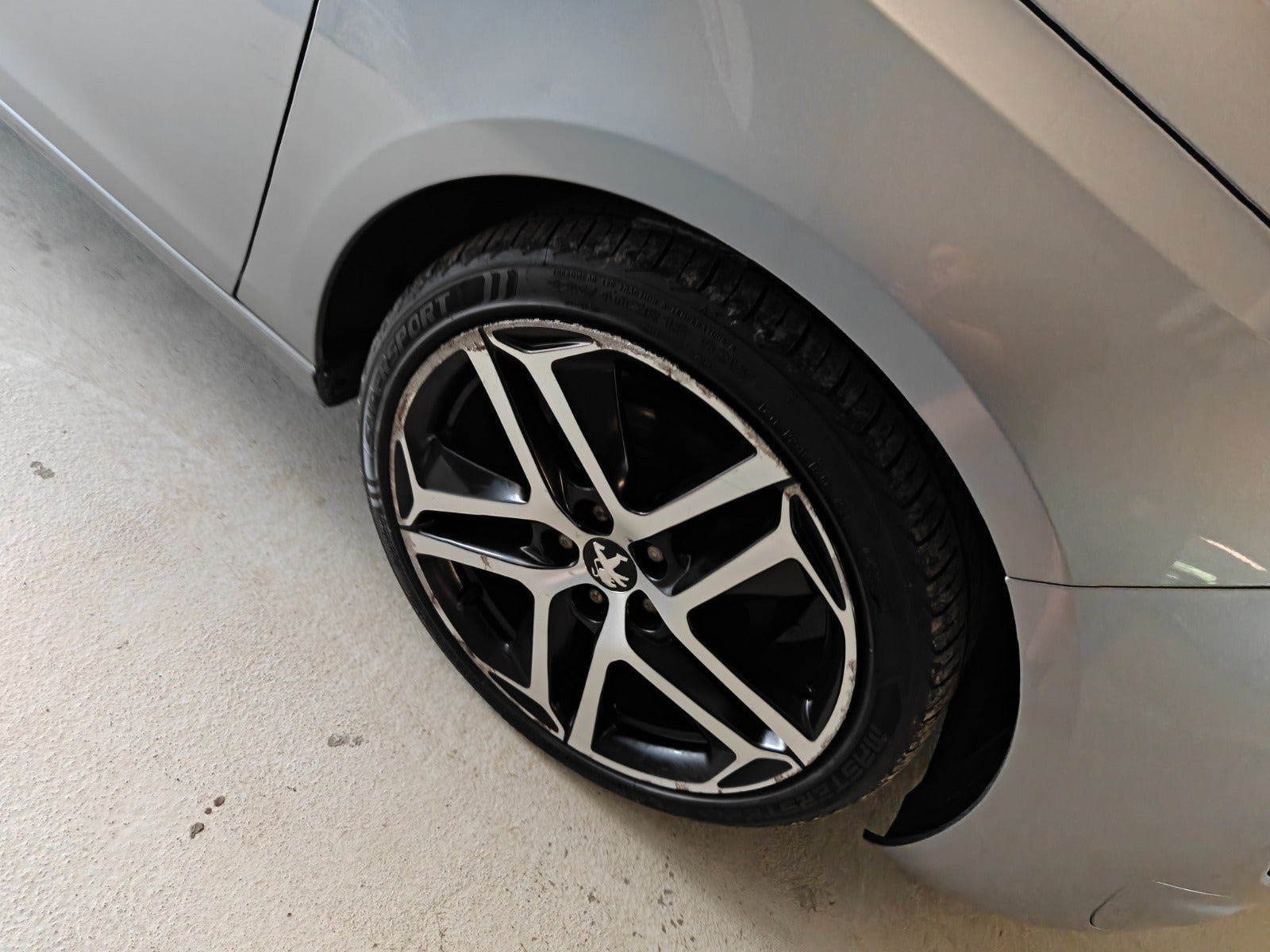 Gul Peugeot 308 fra 2016