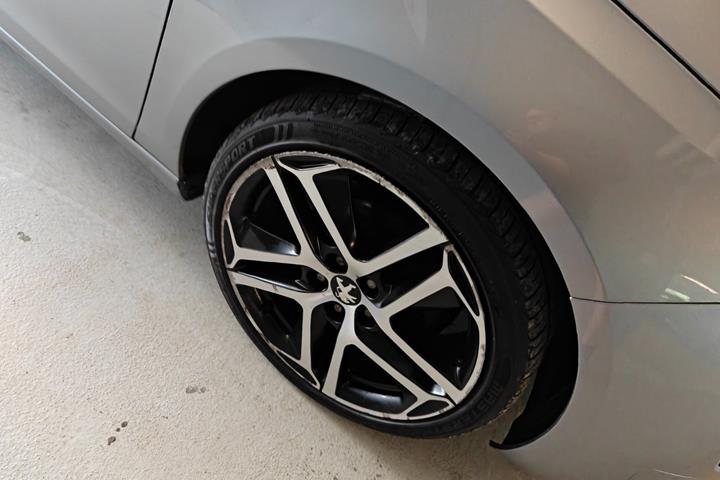 Gul Peugeot 308 fra 2016