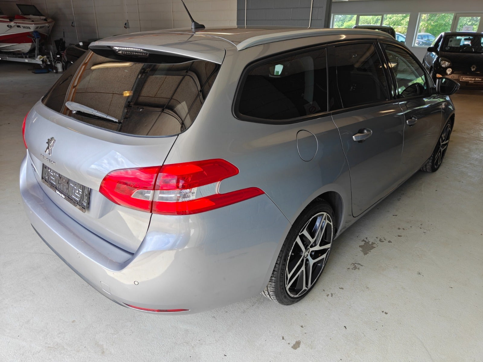 Gul Peugeot 308 fra 2016