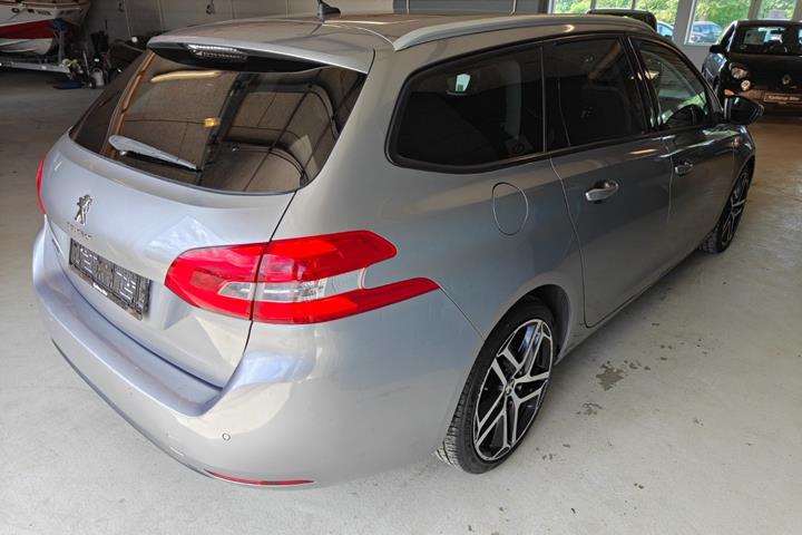 Gul Peugeot 308 fra 2016
