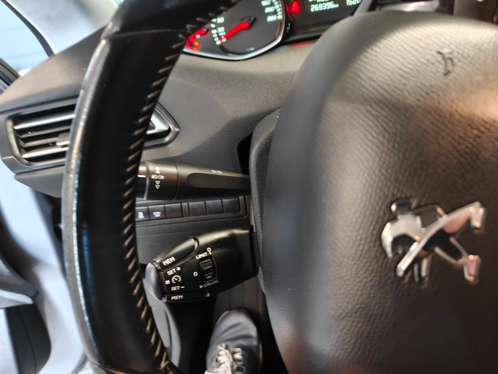 Gul Peugeot 308 fra 2016