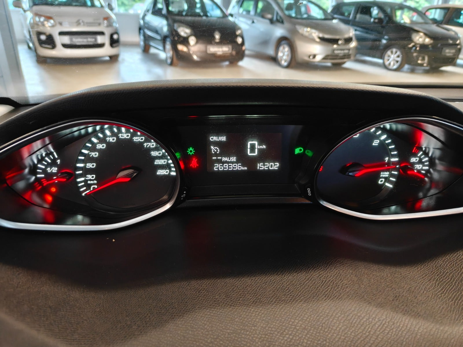 Gul Peugeot 308 fra 2016