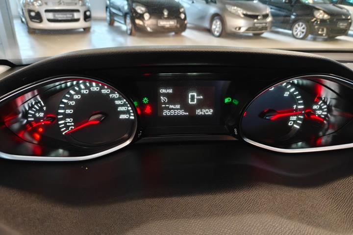Gul Peugeot 308 fra 2016