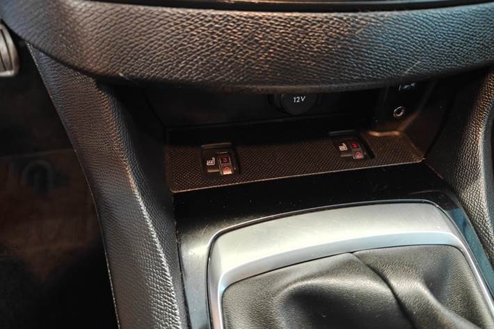 Gul Peugeot 308 fra 2016
