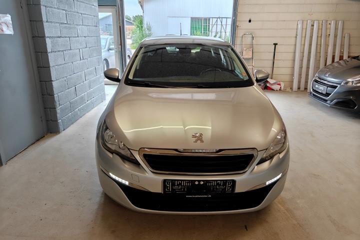 Grøn Peugeot 308 fra 2015