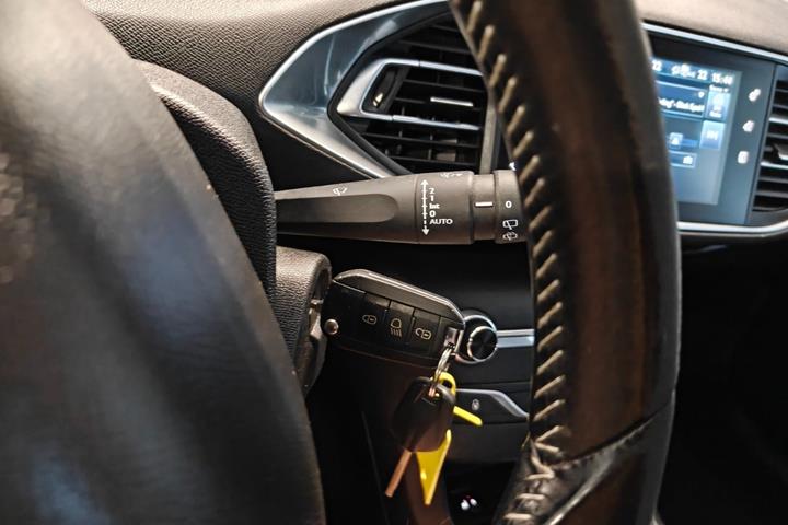 Grøn Peugeot 308 fra 2015