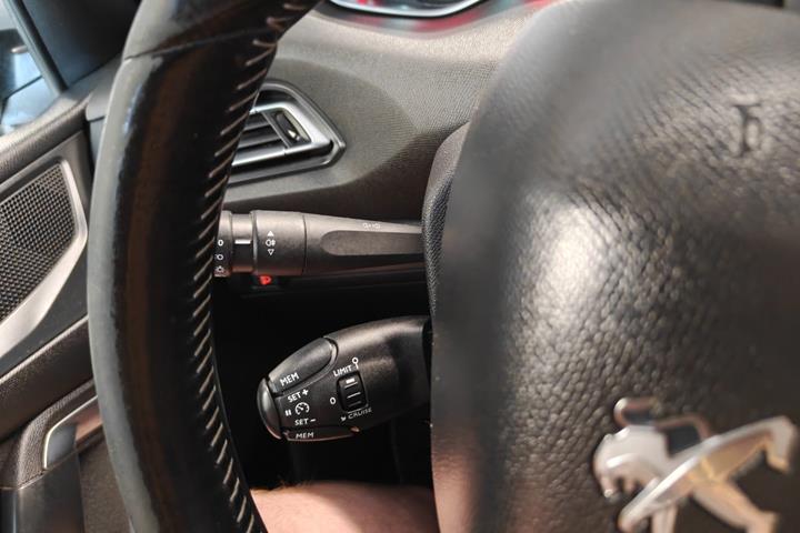 Grøn Peugeot 308 fra 2015