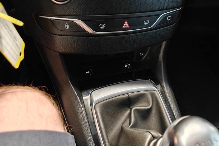 Grøn Peugeot 308 fra 2015