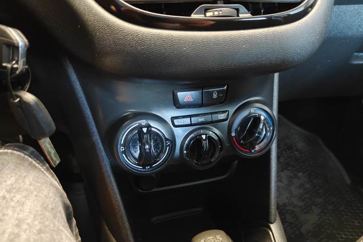Gul Peugeot 208 fra 2014