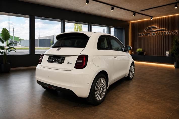 Hvid Fiat 500e fra 2023