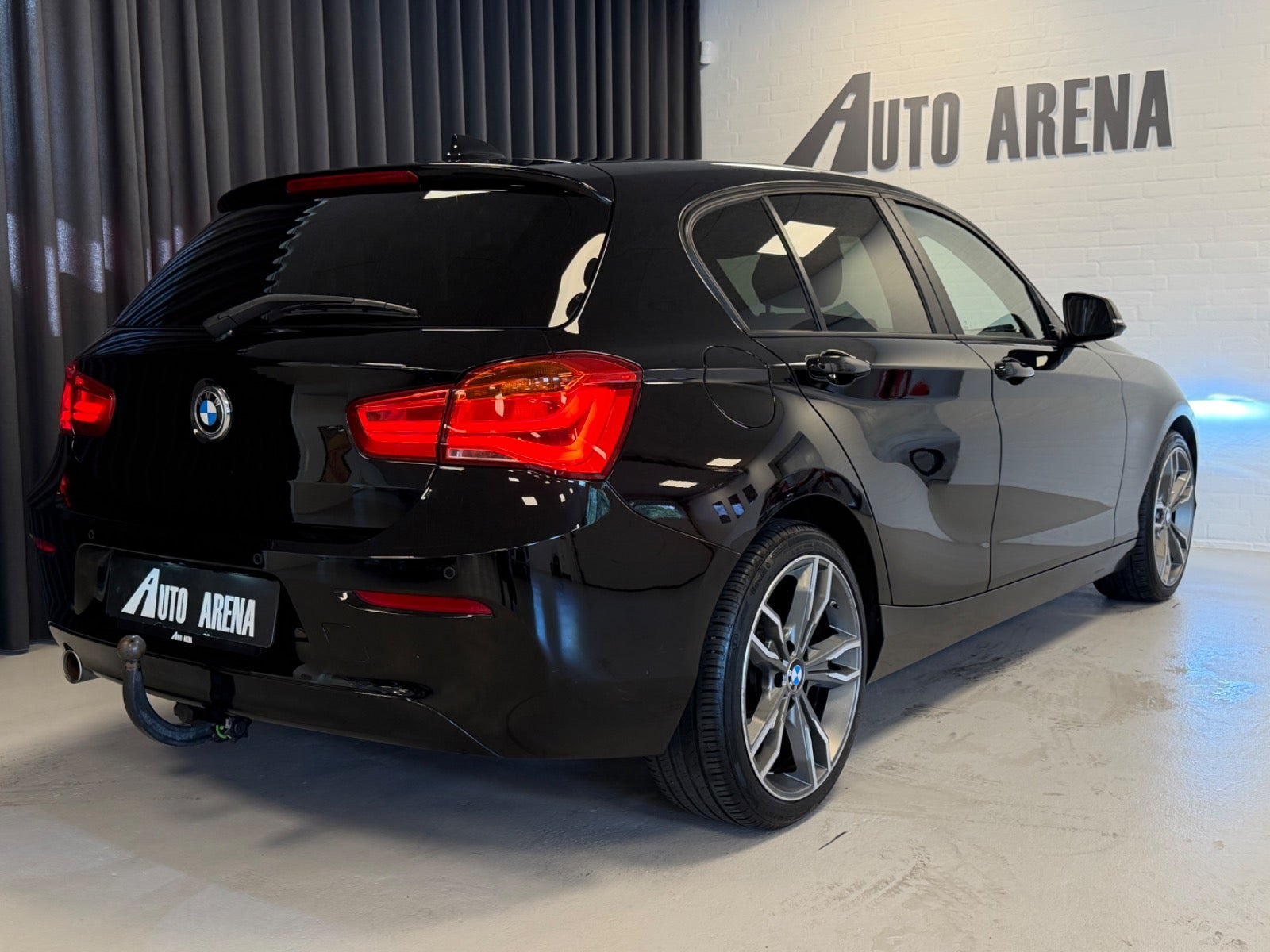 Sort BMW 118d fra 2017