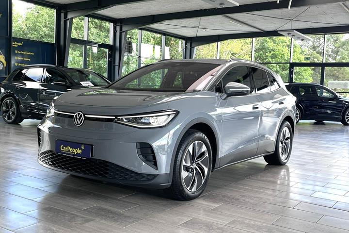 Grå VW ID.4 fra 2024 set udefra