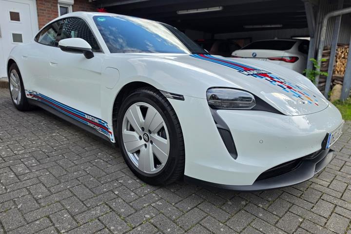 Hvid Porsche Taycan fra 2023 set udefra