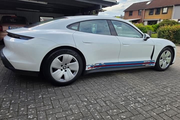 Hvid Porsche Taycan fra 2023