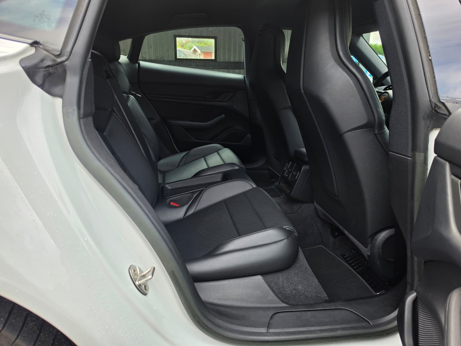 Hvid Porsche Taycan fra 2023