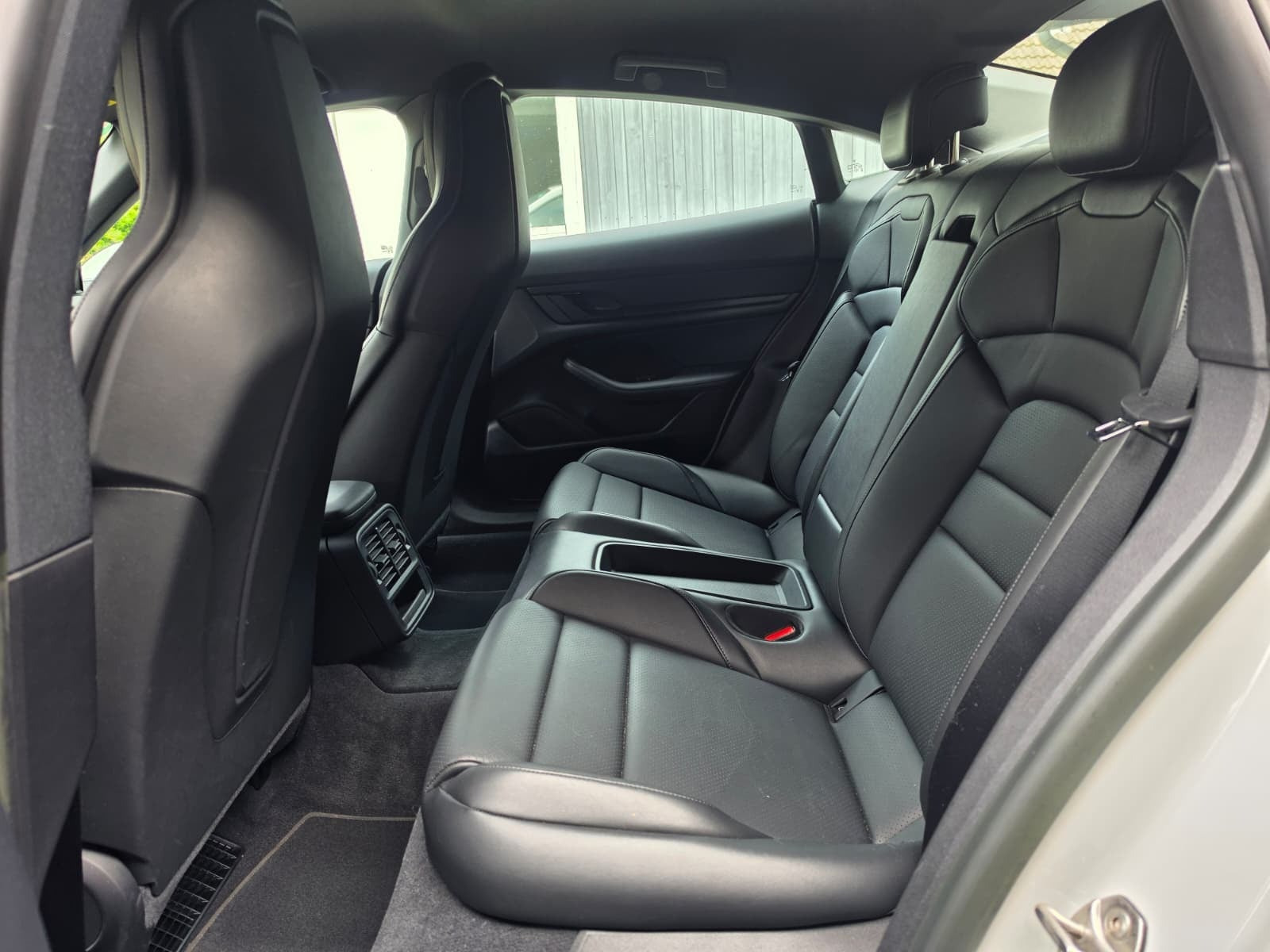 Hvid Porsche Taycan fra 2023
