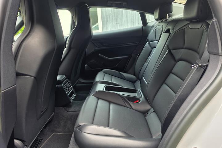 Hvid Porsche Taycan fra 2023