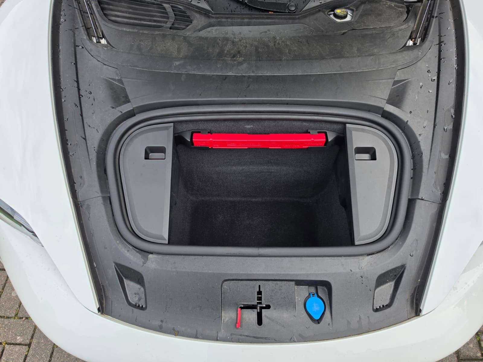 Hvid Porsche Taycan fra 2023