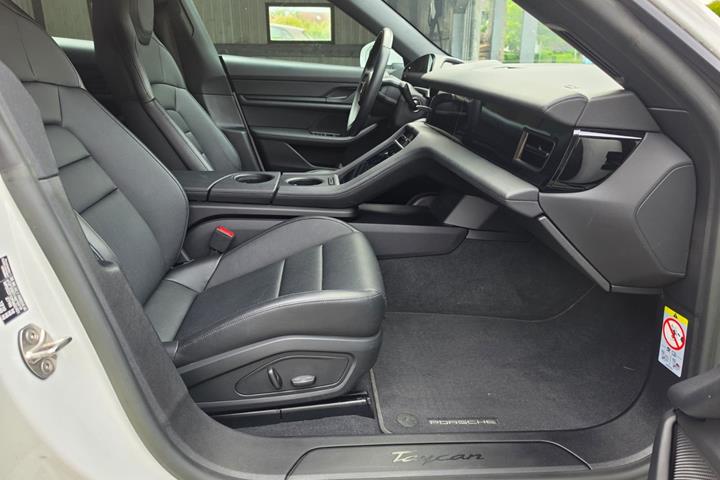 Hvid Porsche Taycan fra 2023