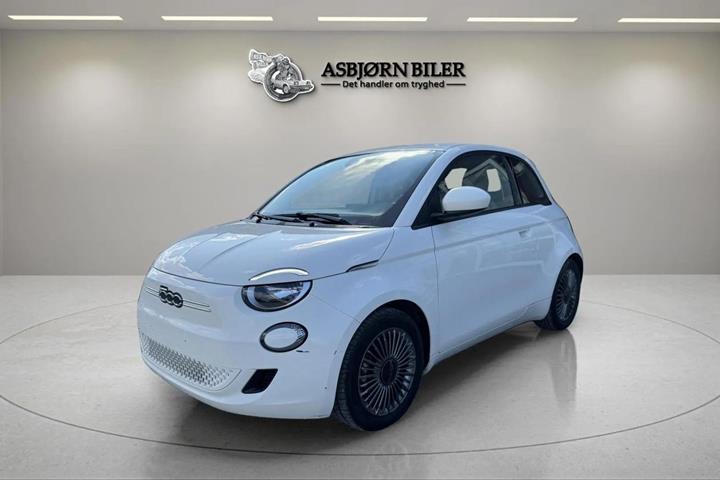 Hvid Fiat 500e fra 2022 set udefra