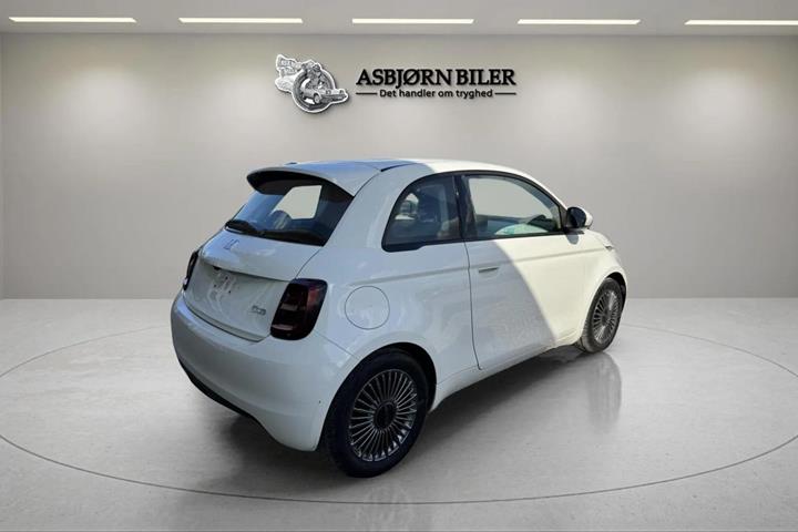 Hvid Fiat 500e fra 2022