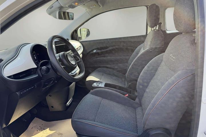 Hvid Fiat 500e fra 2022