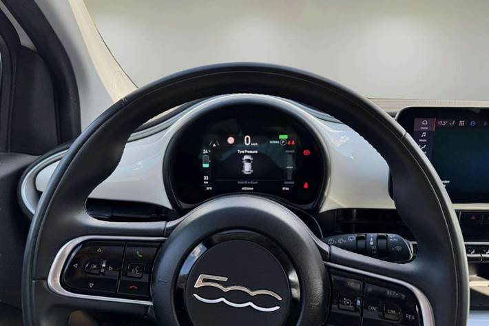 Hvid Fiat 500e fra 2022