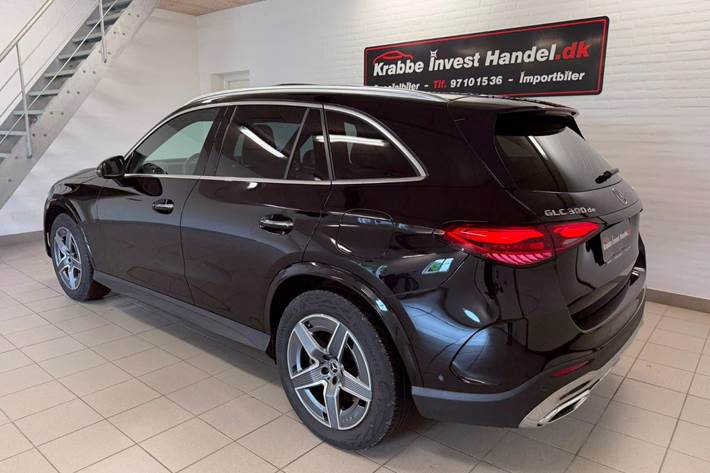 Sort Mercedes GLC300 de fra 2023