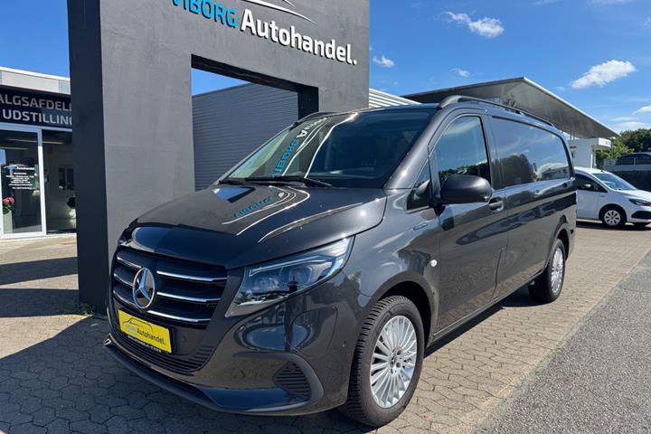 Grå Mercedes eVito 112 fra 2024 set udefra
