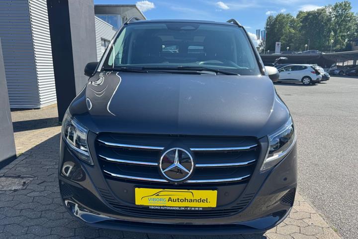 Grå Mercedes eVito 112 fra 2024