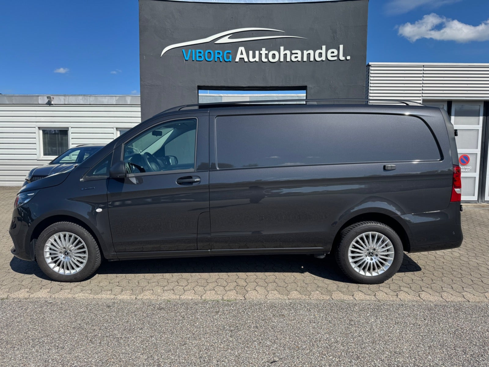 Grå Mercedes eVito 112 fra 2024