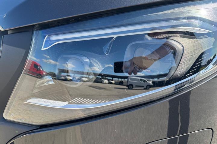 Grå Mercedes eVito 112 fra 2024