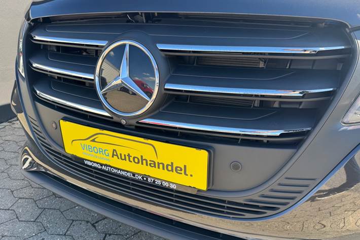 Grå Mercedes eVito 112 fra 2024