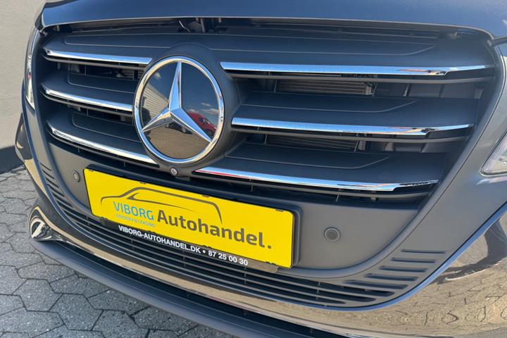 Grå Mercedes eVito 112 fra 2024