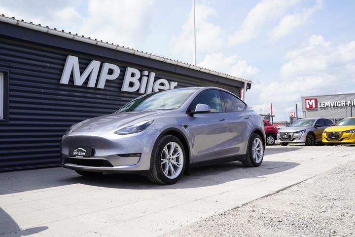 Sølv Tesla Model Y fra 2023 set udefra