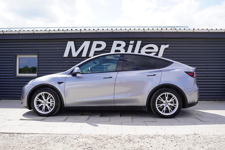 Sølv Tesla Model Y fra 2023