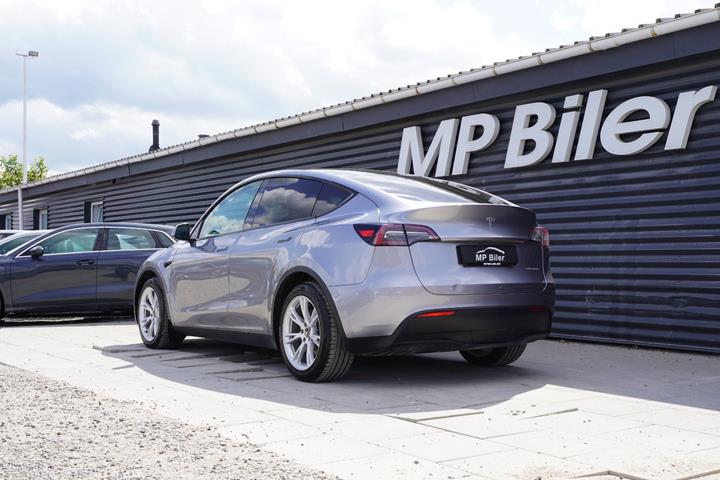 Sølv Tesla Model Y fra 2023