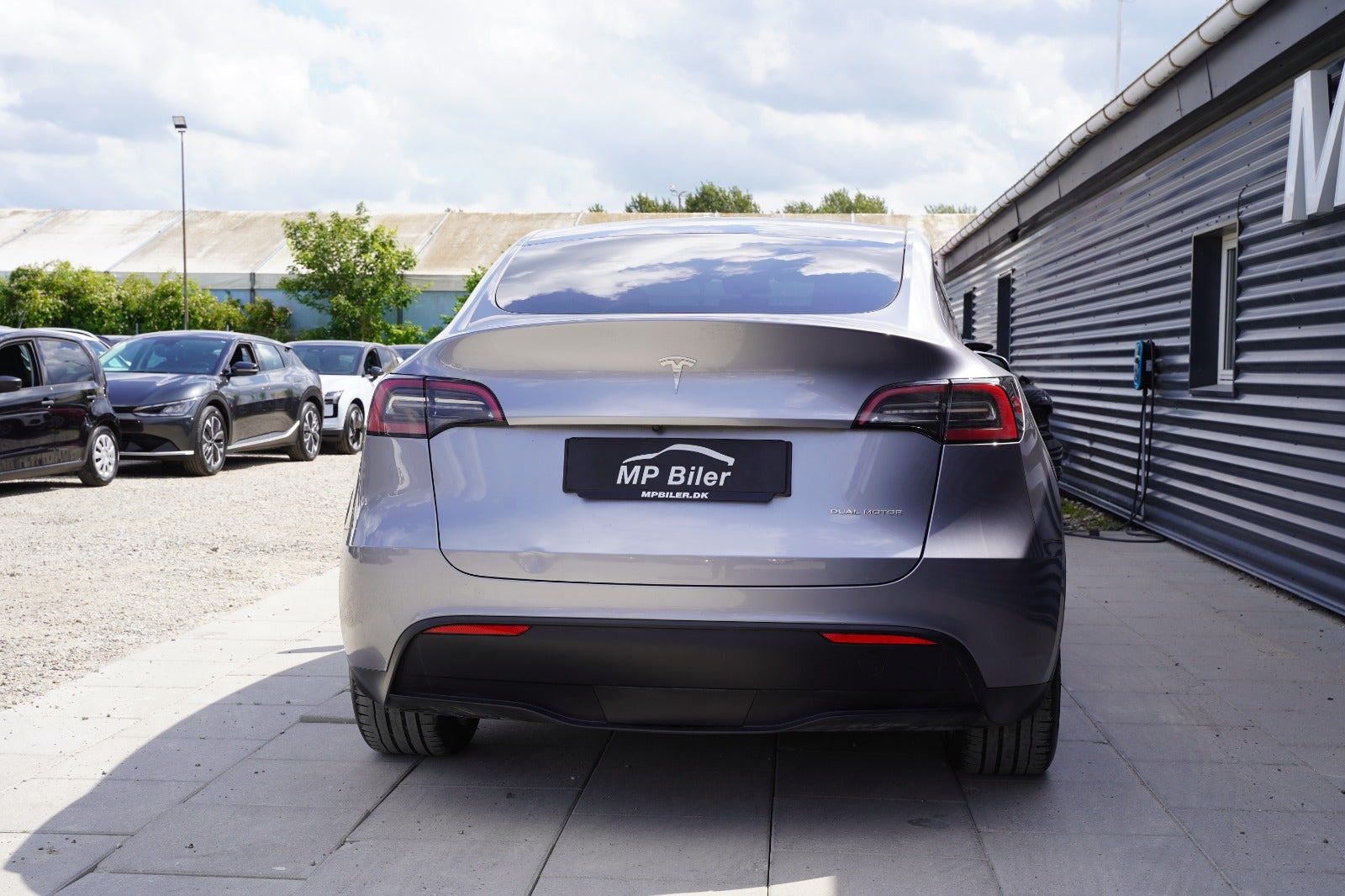 Sølv Tesla Model Y fra 2023