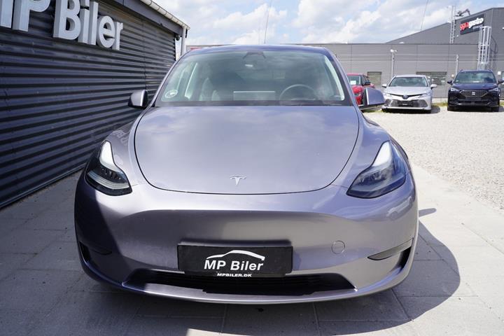 Sølv Tesla Model Y fra 2023