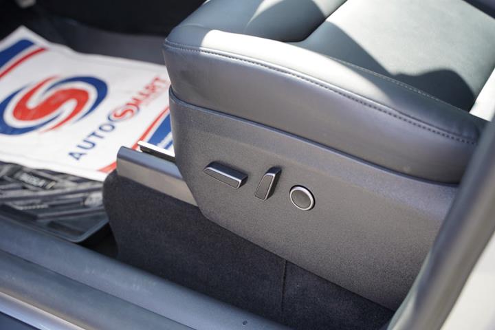 Sølv Tesla Model Y fra 2023