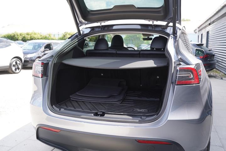 Sølv Tesla Model Y fra 2023