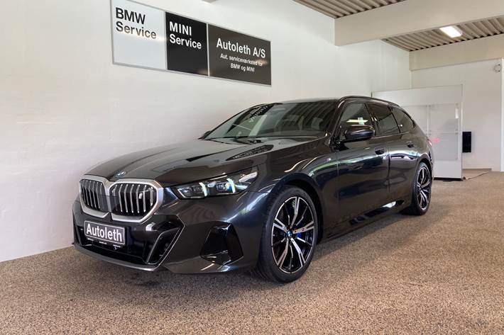 Grå BMW i5 fra 2025