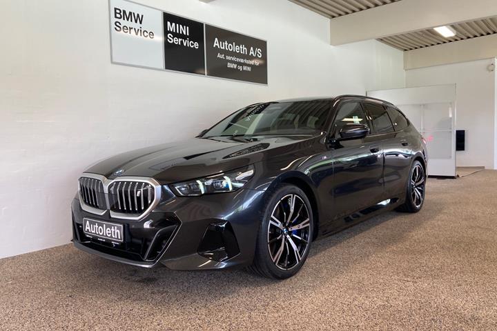 Grå BMW i5 fra 2025 set udefra